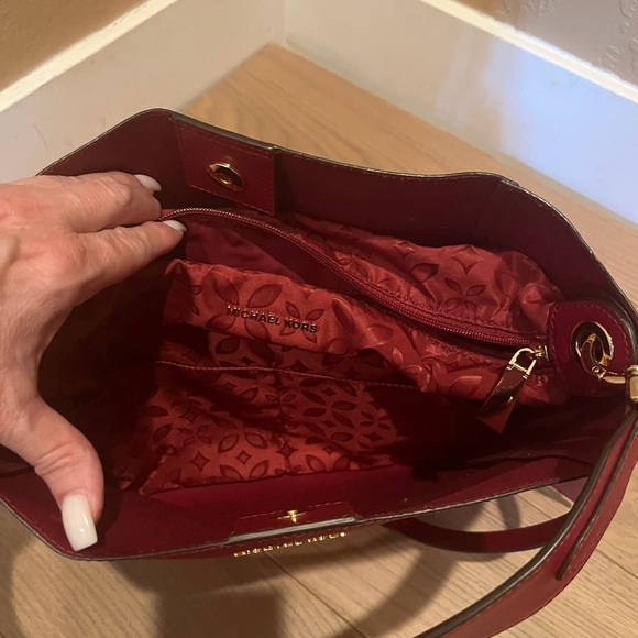 Micheal Kors Smooth Leather Gloria Bag - Picture 4 of 15